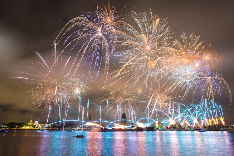 Gece Riga'da Daugava üzerinde havai fişekler