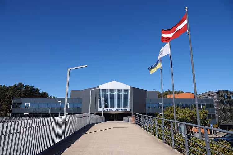 Riga motor museum med skilt