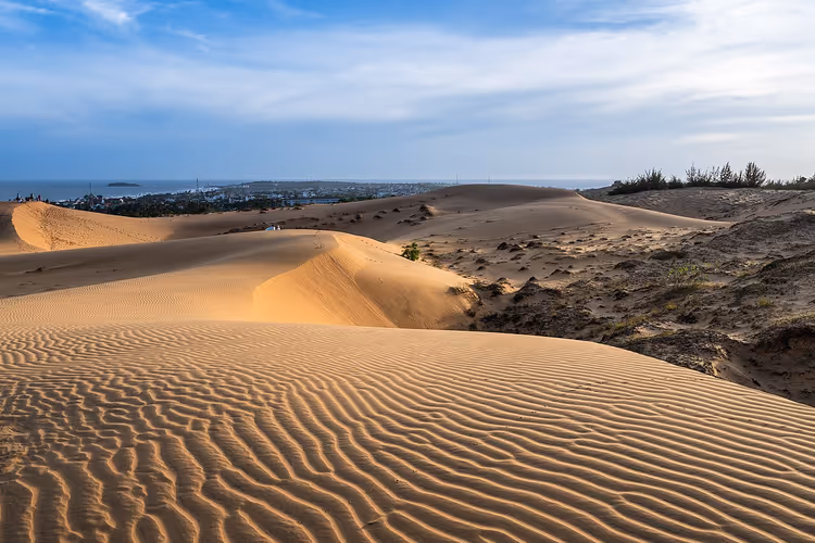 Mui Ne-sanddynene med havet i bakgrunnen
