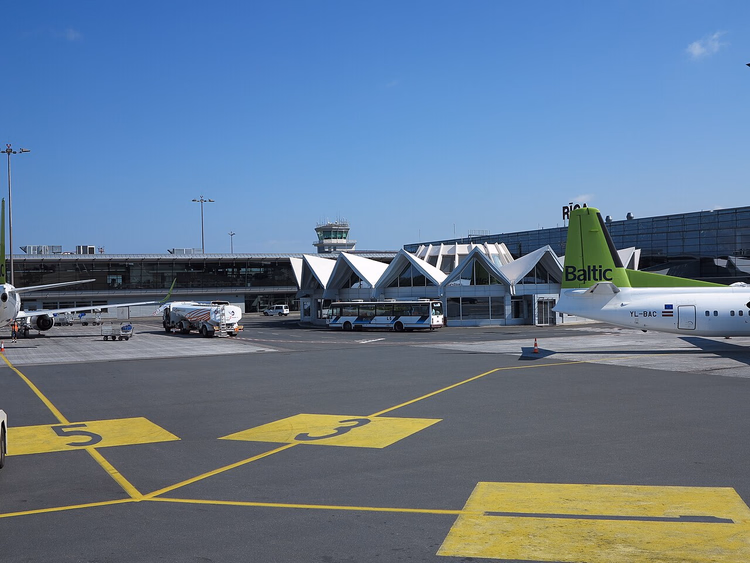 Terminal des Flughafens Riga und airBaltic-Flugzeug
