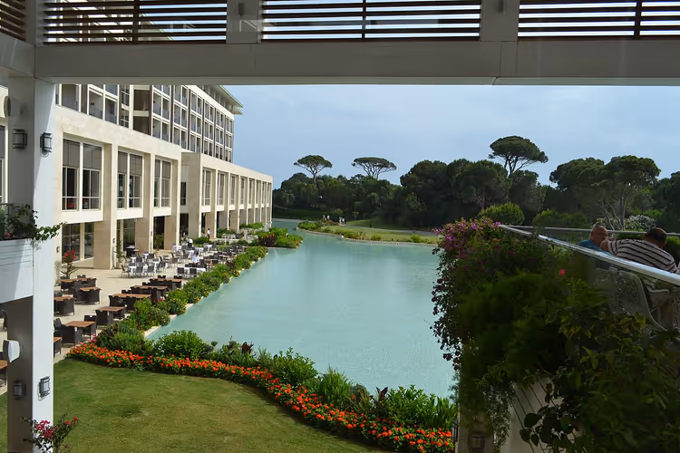 Бассейн и корпус отеля Rixos Premium Belek