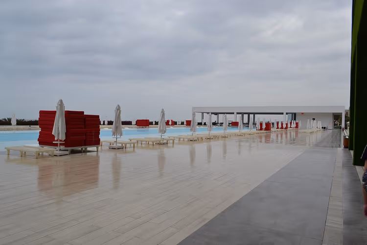 Zwembad en terras van hotel Adam & Eve