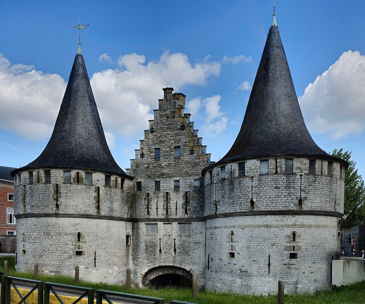 Rabotpoort met twee puntige torens