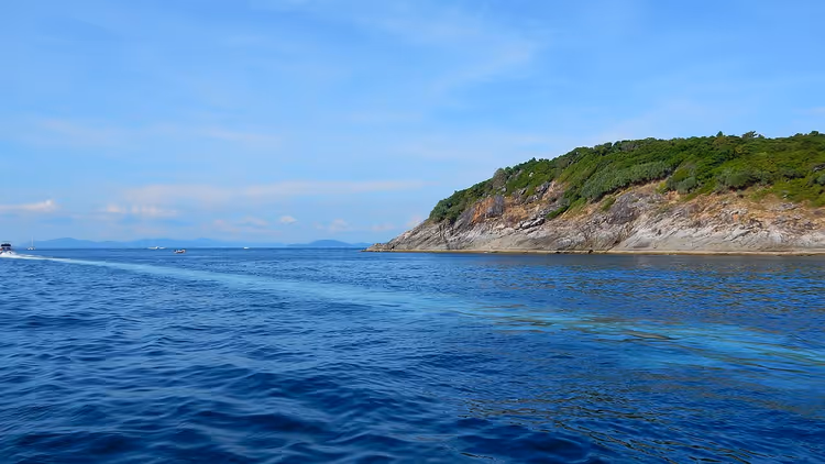 Tropikal bir adanın kayalık kıyısı ve deniz