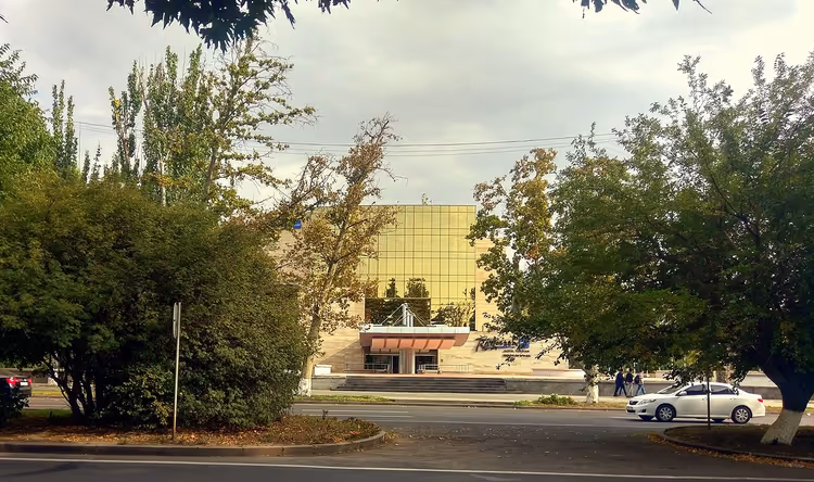 Radisson Blu Yerevan'ın altın camlı cephesi