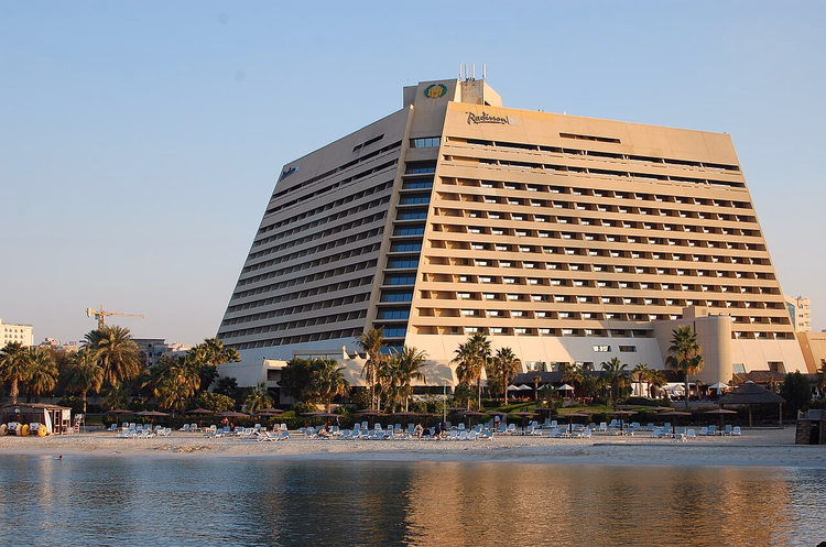 Radisson Blu-hotellet og stranden ved vannet