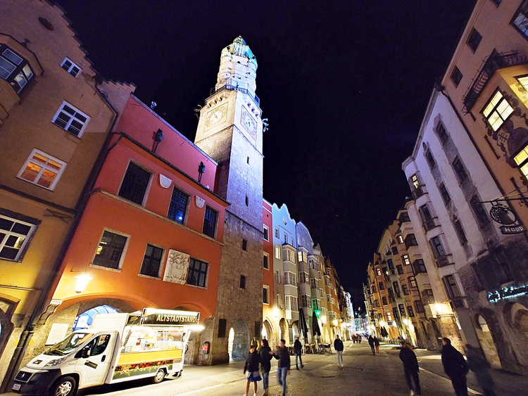 Gece Innsbruck'un Eski Şehri ve Şehir Kulesi