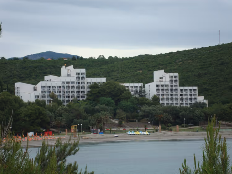 Radovići'de deniz kenarındaki Plavi Horizonti Oteli