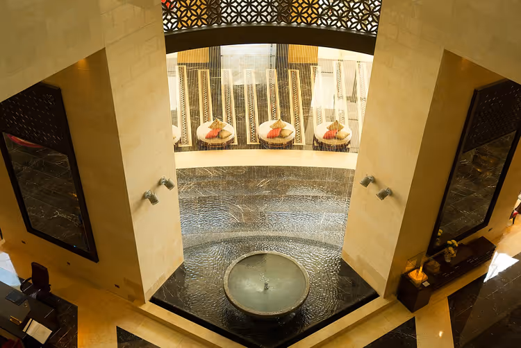 Hotellobby med fontene i Dubai