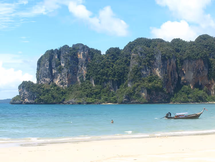 Railay Beach mit Kalksteinfelsen in Krabi