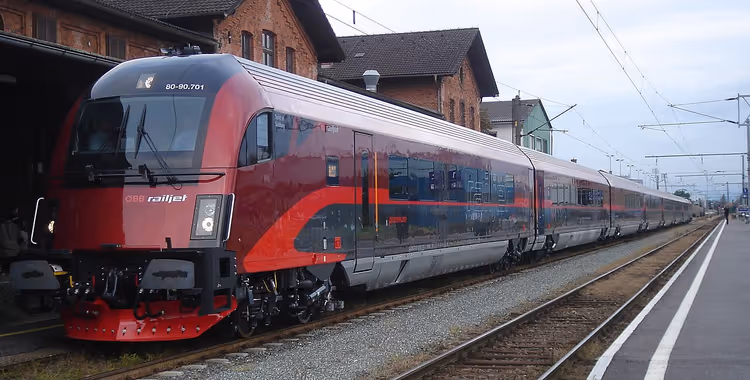 Roter Railjet am Bahnsteig