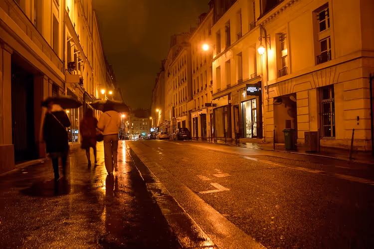 Verregnete Pariser Straße im Frühling