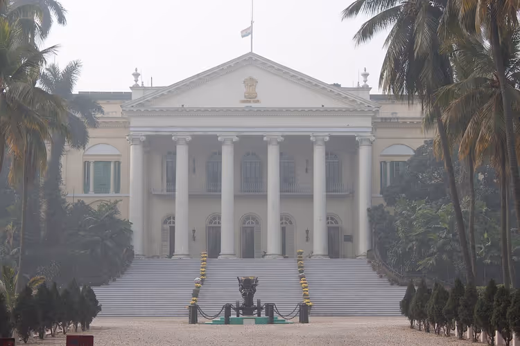 Wit Raj Bhavan-gebouw met zuilen in Kolkata