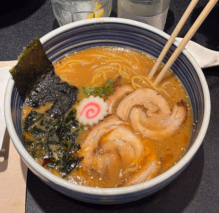 Ramen-Schüssel mit Nudeln und Brühe