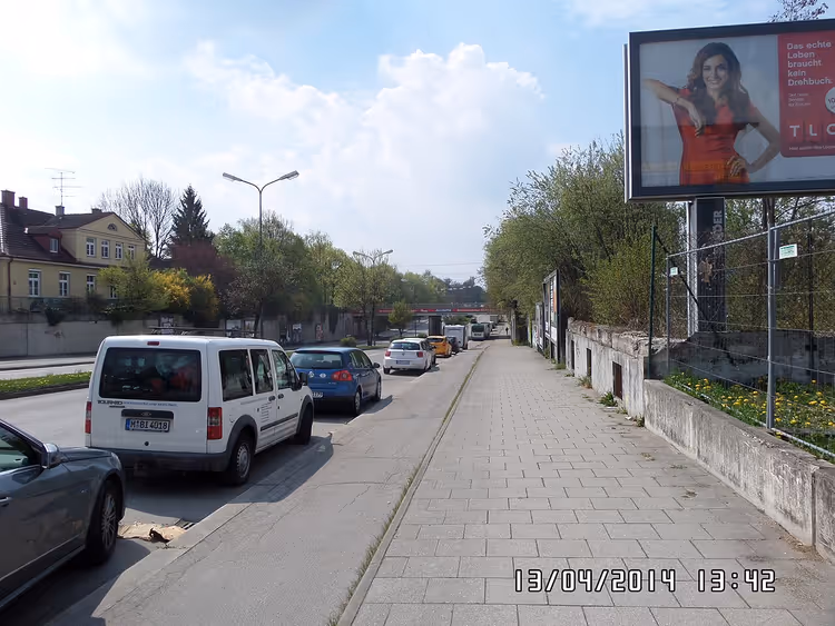 Straße mit geparkten Autos in Ramersdorf