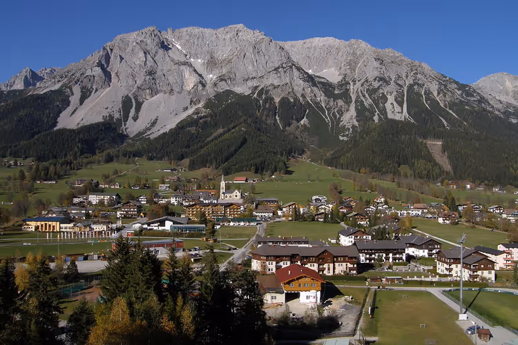 Panorama av Ramsau am Dachstein med Dachstein-fjellene bak