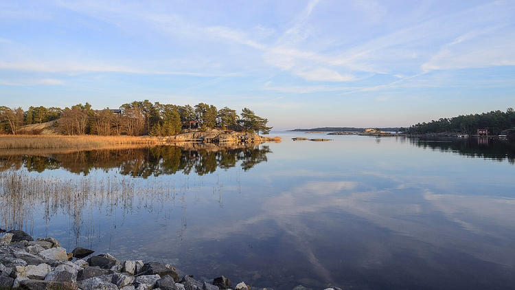 Baie tranquille parmi les îlots rocheux de l'archipel de Stockholm