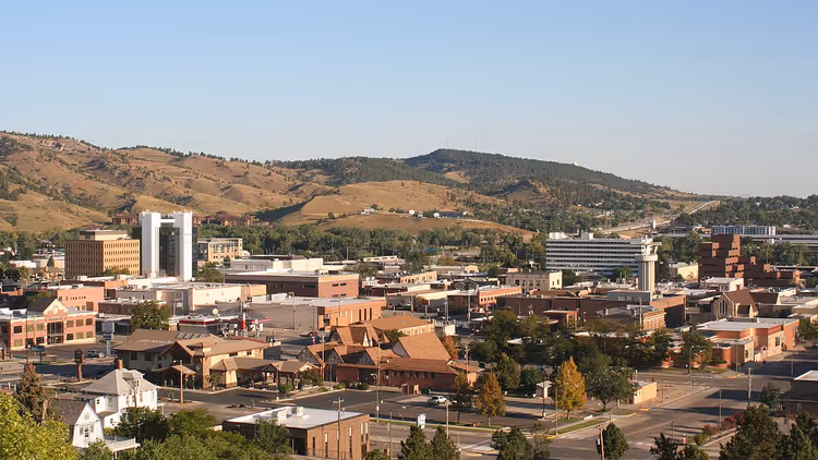 Panorama van Rapid City met heuvels op de achtergrond