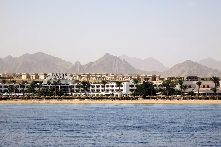 dağlarla deniz kıyısındaki Baron Resort