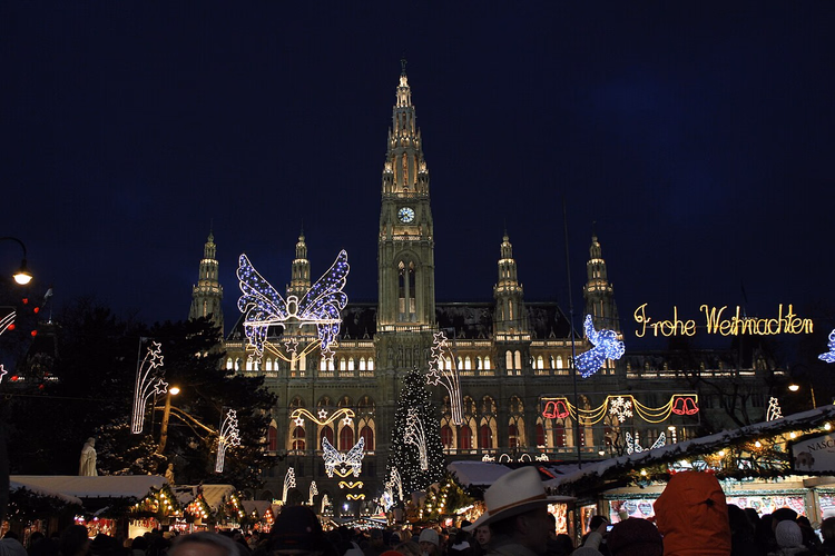 Wiener Rathaus im weihnachtlichen Lichterglanz bei Nacht