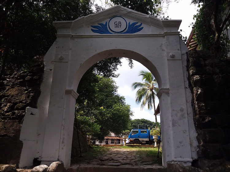 Witte poort van het oude fort in Ratnapura