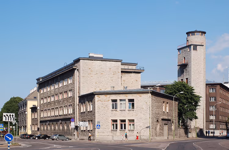 Historisk brannstasjonsbygning med tårn