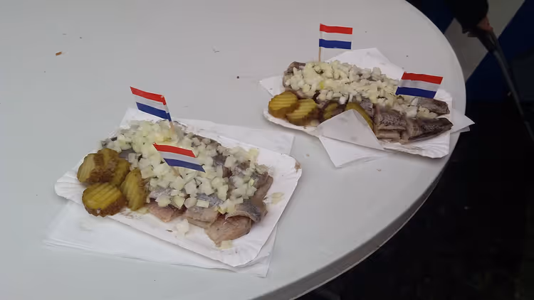 Holländischer Hering mit Zwiebeln und Gurke