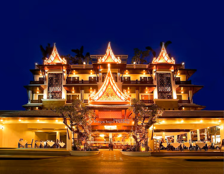 Освещённый фасад отеля Rayaburi Patong ночью