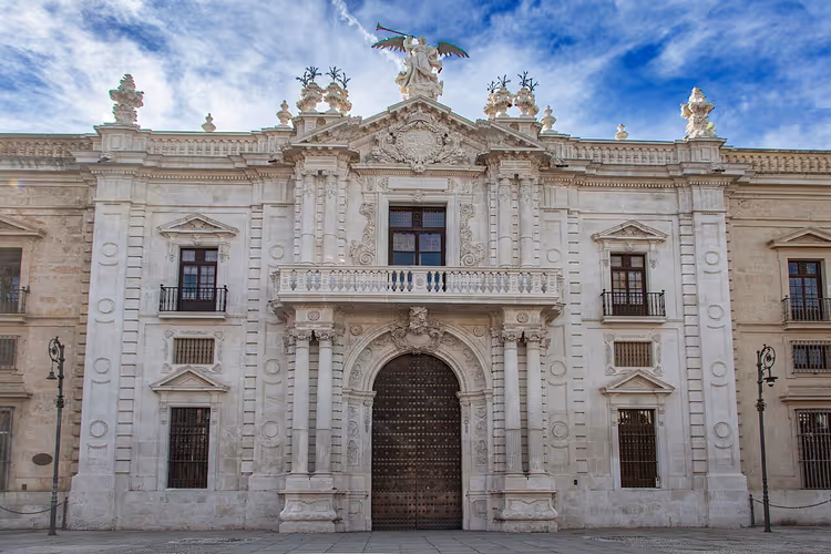 Fasaden til Det kongelige tobakksfabrikk i Sevilla