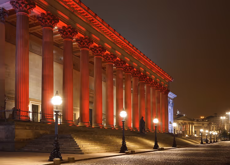 St George's Hall om natten med rødbelyste søyler