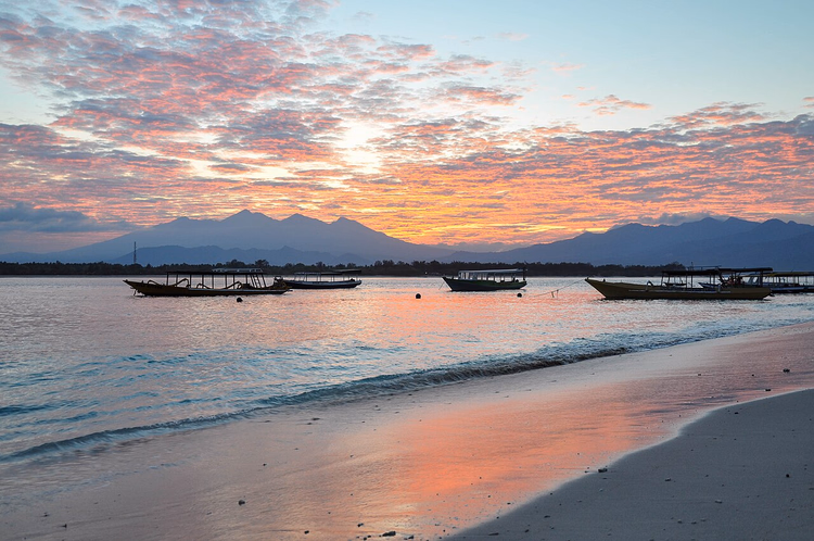 Sonnenaufgang auf Gili mit Blick auf die Berge Lomboks