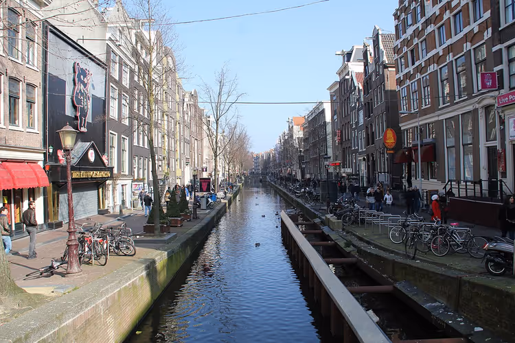 Kanal i Red Light District i Amsterdam