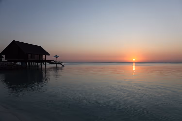 Insel Reethi Rah mit Wasservillen in der Lagune
