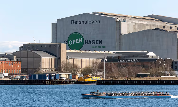Den industrielle Refshaleøen-vannkanten i København med OPEN HAGEN-skiltet
