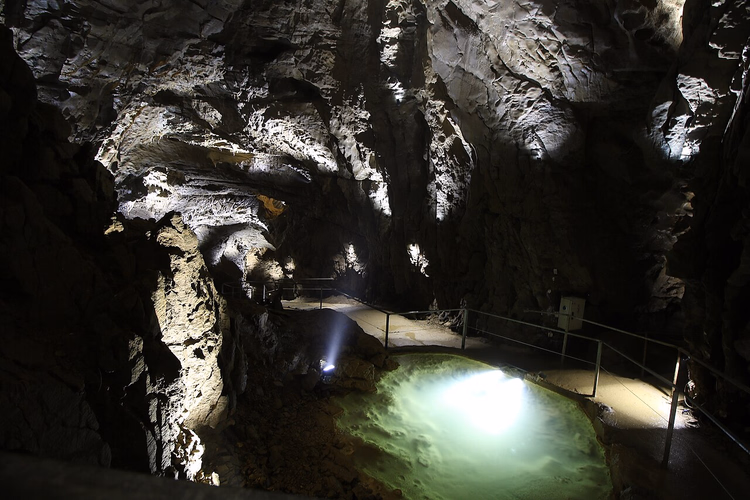Opplyst underjordisk innsjø i Regen-grotten