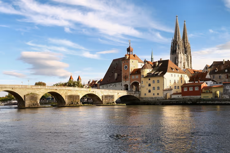 Stenen Brug en kathedraal van Regensburg boven de Donau