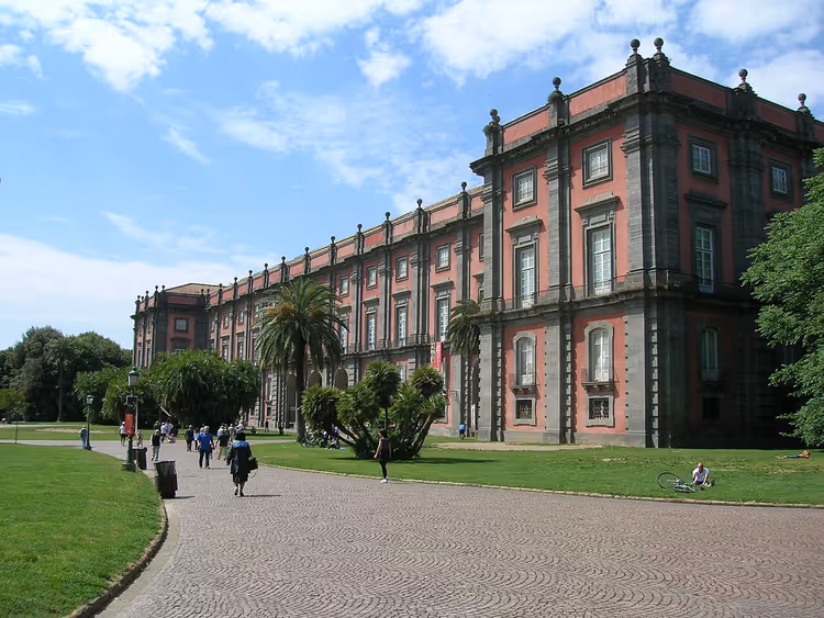 Fasaden til Capodimonte-slottet med park og folk