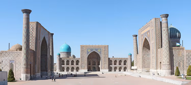 بانوراما ساحة ريجستان بمدارسها الثلاث في سمرقند