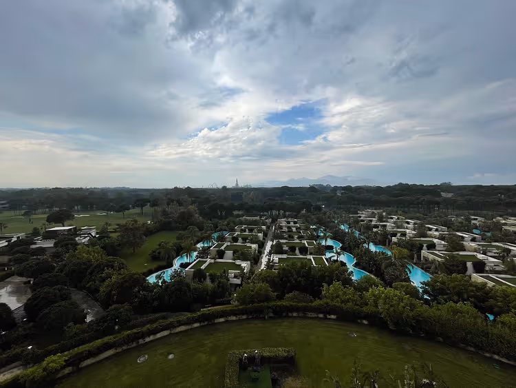 Havuzlar ve golf sahasıyla tatil köyünün kuş bakışı görünümü