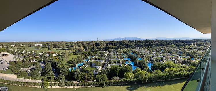 Resortpanorama med bassenger og grøntområder