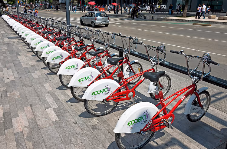 Rode EcoBici-fietsen bij een deelfietsstation in Mexico-Stad