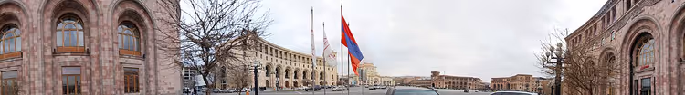 Панорама площади Республики в Ереване с флагом