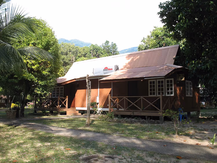 Houten resorthuis op Paya Beach, Tioman