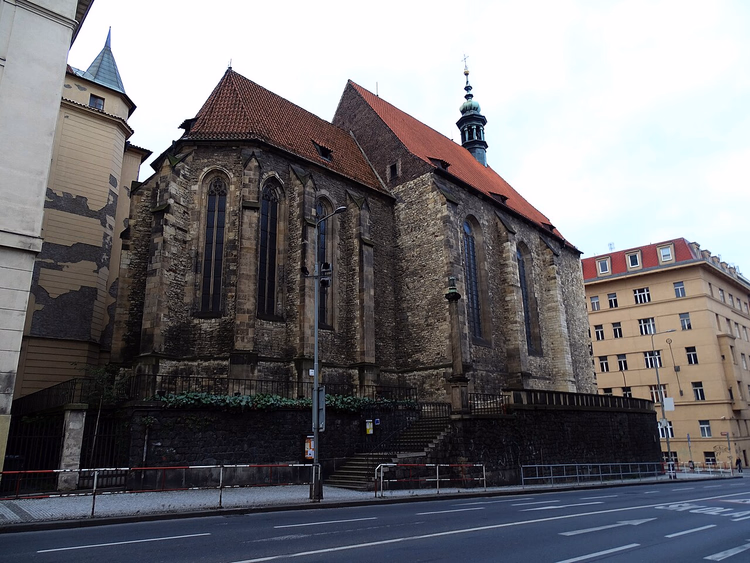 Gotische kerk aan de Resslova-straat in Praag