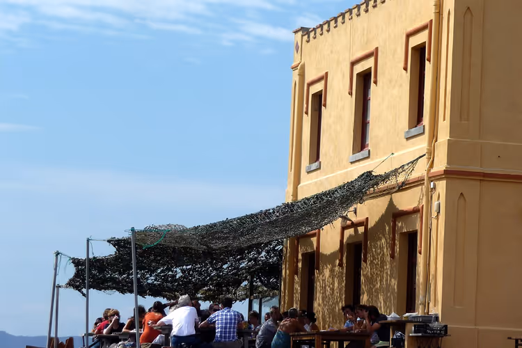 Restaurant på Cap de Creus med terrasse og gjester