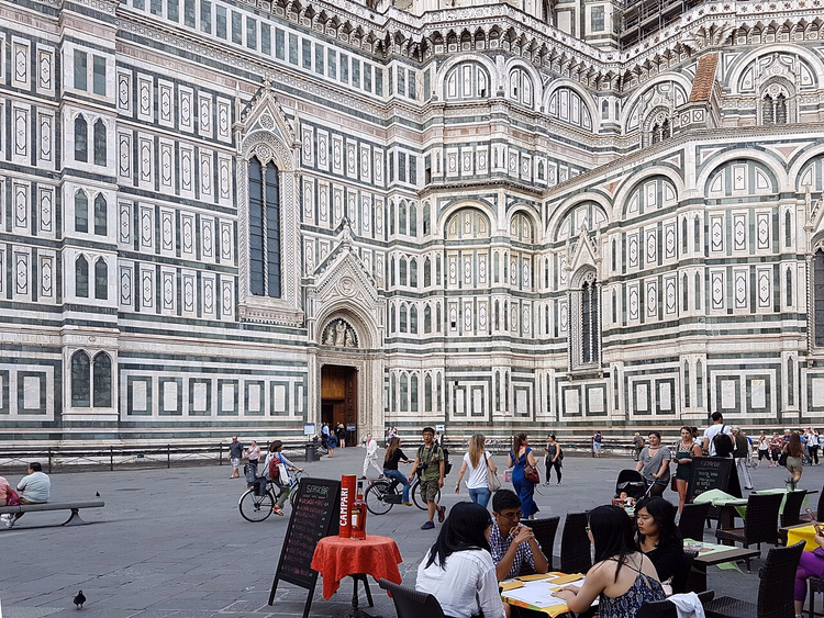 Straßencafé am Dom auf der Piazza del Duomo
