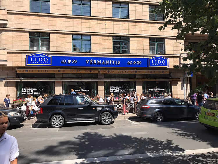 Ресторан Lido Vērmanītis в центре Риги