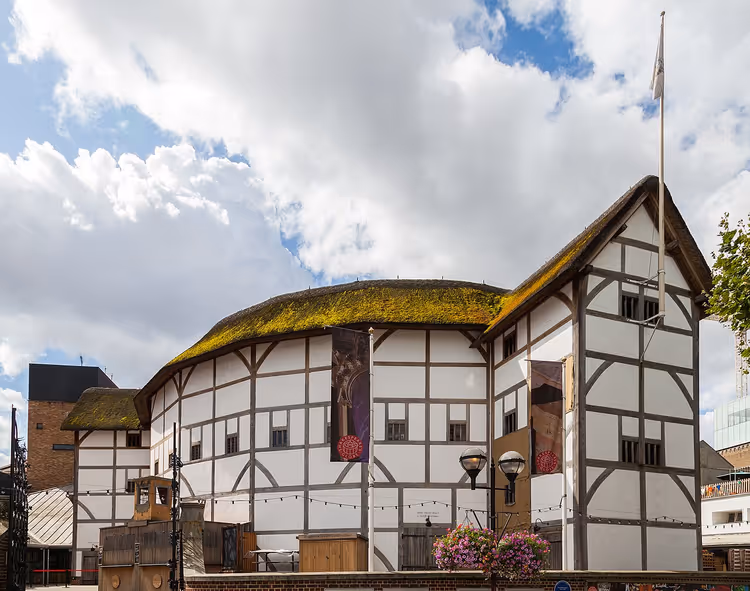 Het ronde gebouw van het Globe Theatre met zijn rieten dak