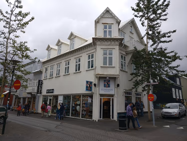Laugavegur straat met voetgangers en een wit huis