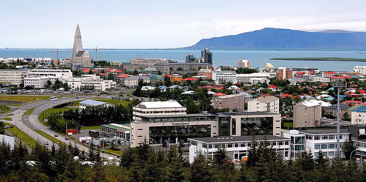 Hallgrimskirkja kilisesi ve denizle Reykjavik panoraması